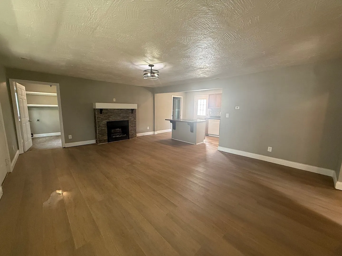 Spacious 3 Bedroom 2 Bathroom Home Available NOW! — Photo 2