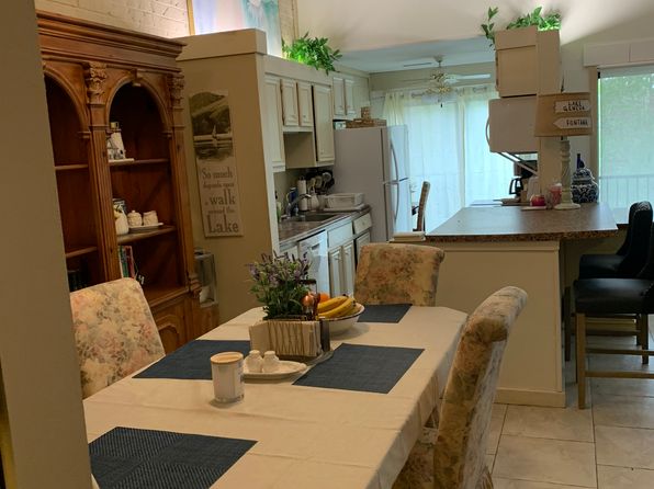 18 Abbey Villa Cir, Fontana, WI 53125