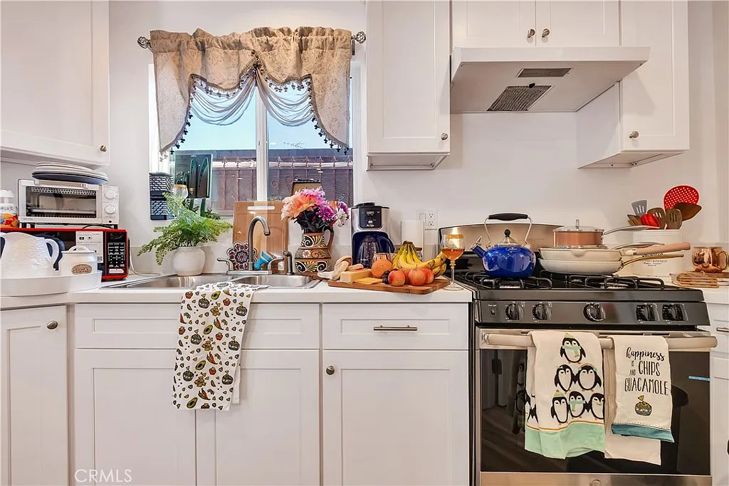 3 bed, 850 sqft, $3,895 — Photo 4