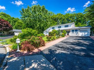 7 New Jersey Ct, Dix Hills, NY 11746