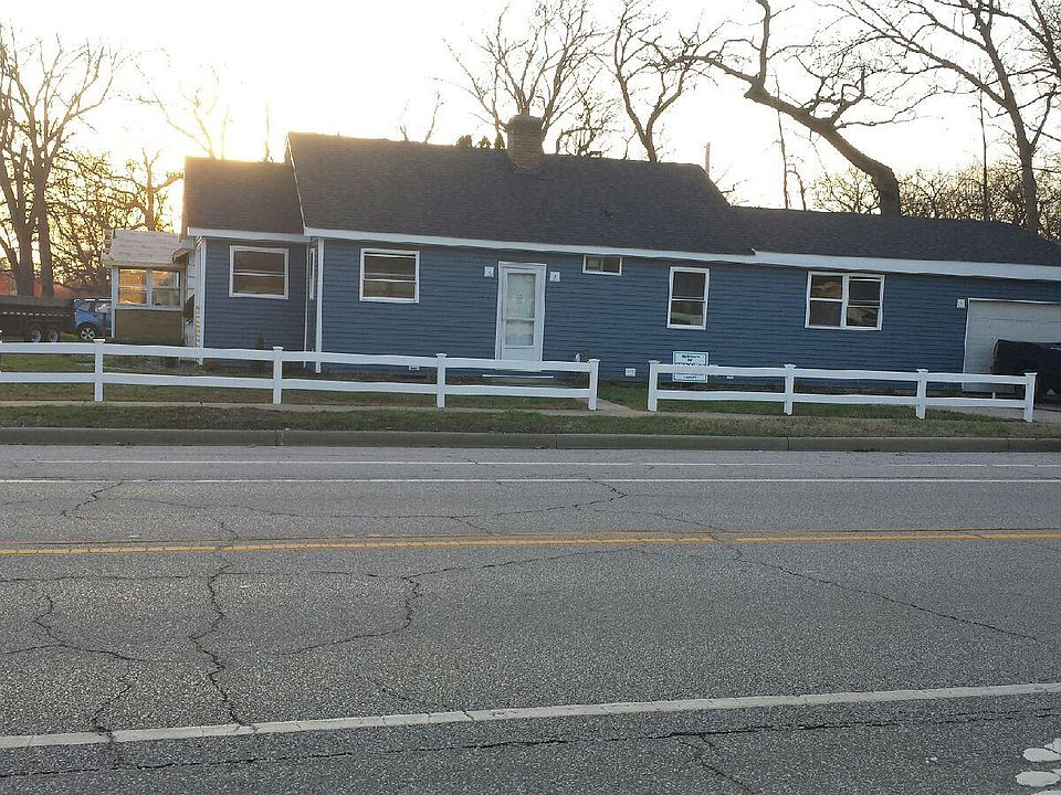 2nd image of 605 N Twyckenham Dr
