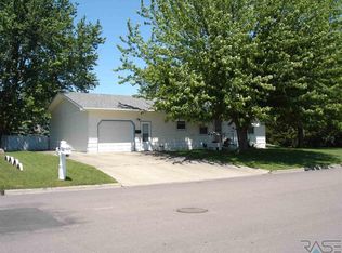 104 W Spruce Ave, Howard, SD 57349
