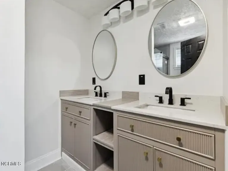 805 Nile St — Photo 10