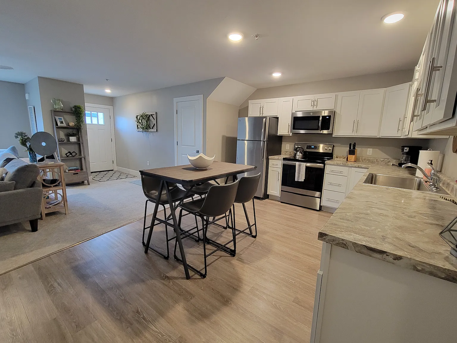 525 S Garfield Ave — Photo 1