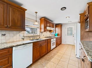 10 E Circuit Dr, Succasunna, NJ 07876