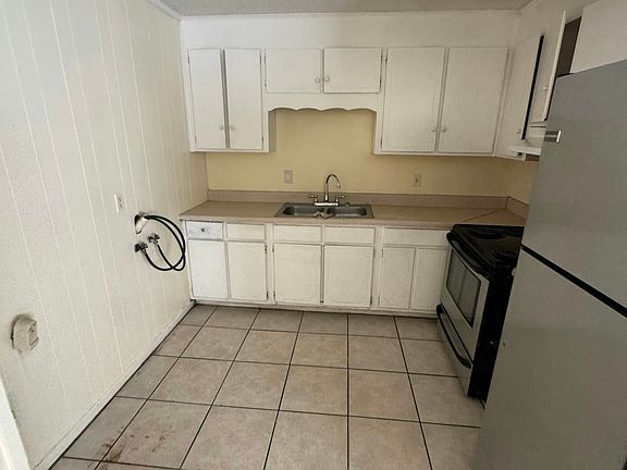 2nd image of 907 W Scott St