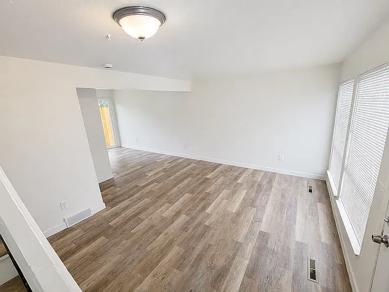2 bed, 1.5 bath, 916 sqft, $1,732 — Photo 2