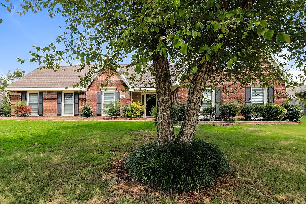 5 bed, 3.0 bath, 2957 sqft, $2,440 — Photo 1