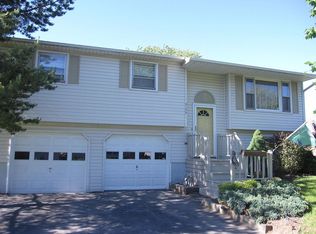 6129 Ridgecrest Dr, Syracuse, NY 13212