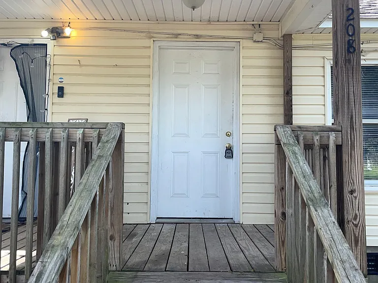 208 E Georgia Ave — Photo 1