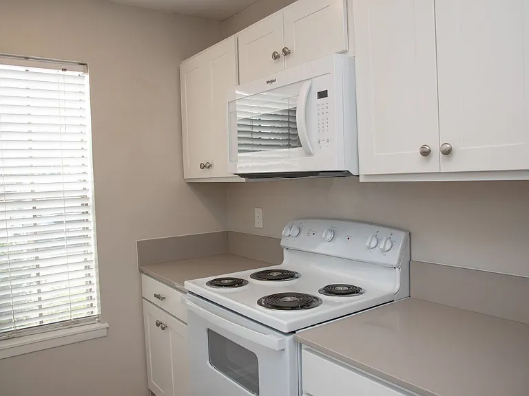 814 San Saba Dr — Photo 2
