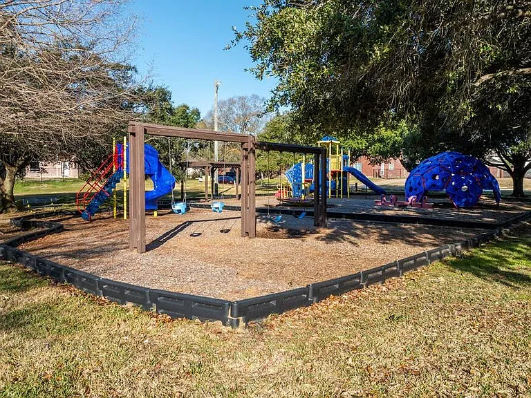 2630 Lakeway Dr — Photo 32