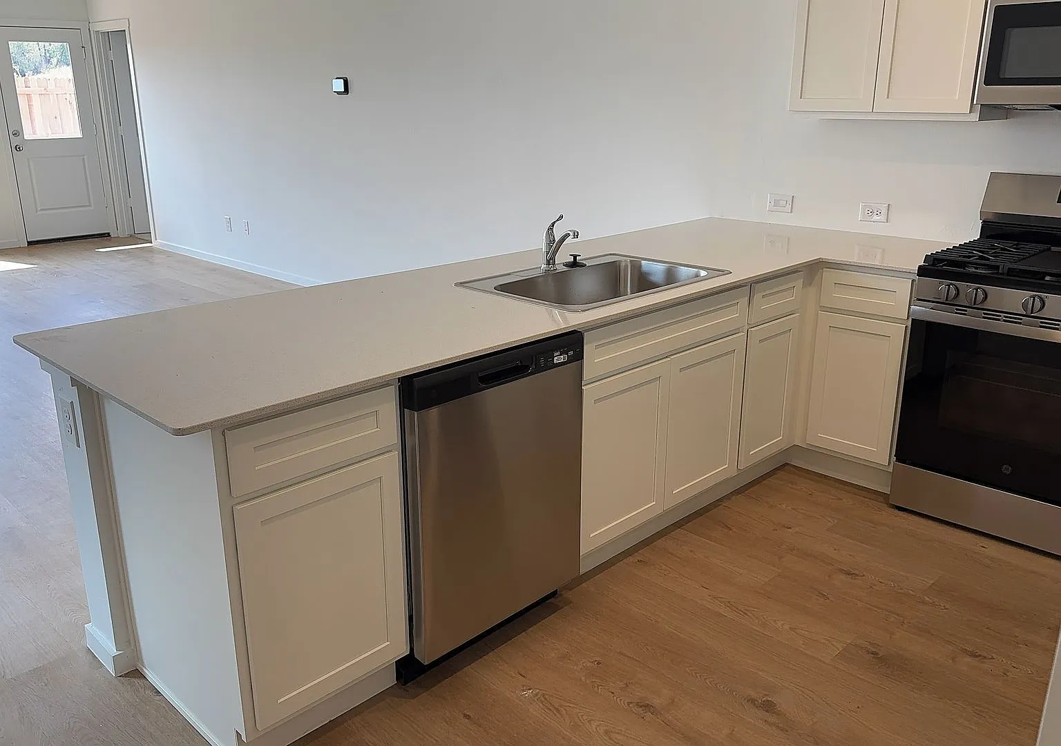 Brand New 3 Bedroom 2 Bath Home in Mustang Schools — Photo 4