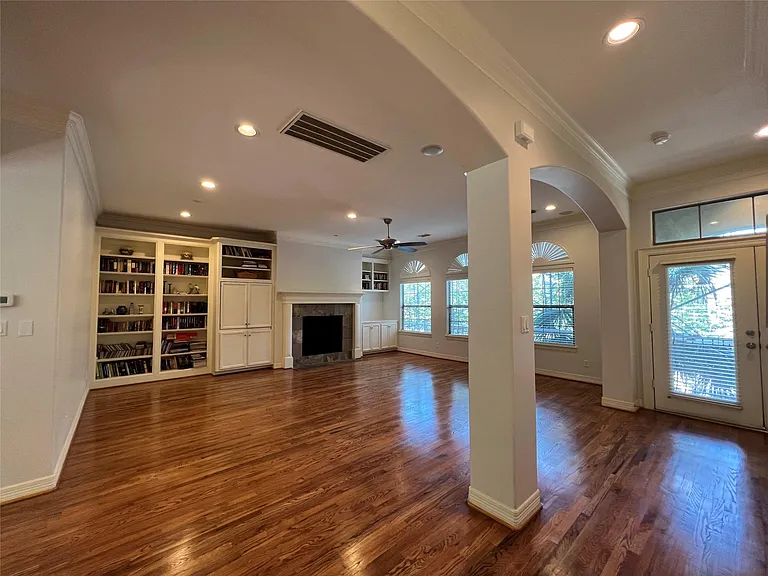 2807 Albany St — Photo 5