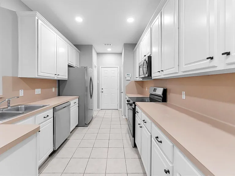 16007 Sandy Path Ln — Photo 9