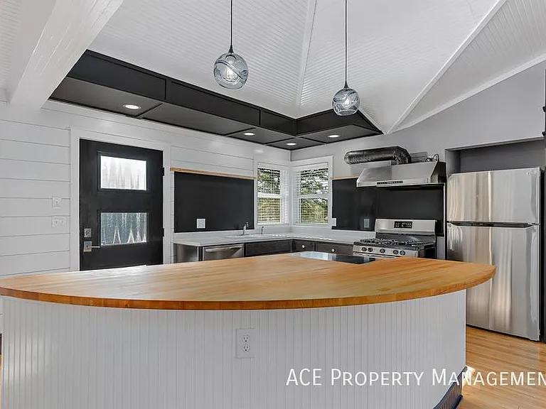 902 Dilger Ave — Photo 1