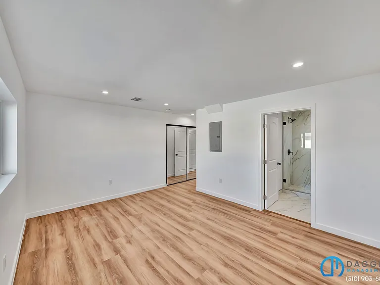 11845 Hamlin St #1/2 — Photo 17