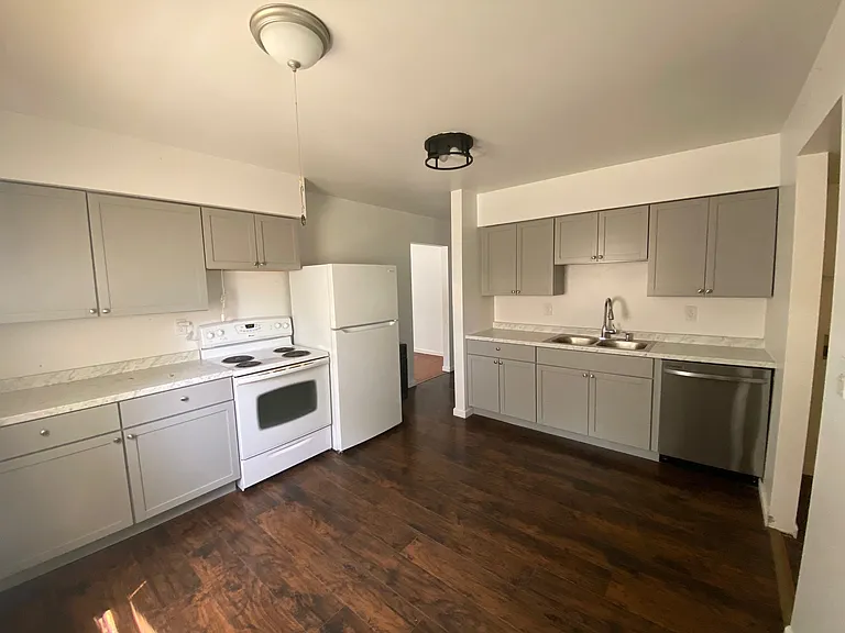 102 Eastwood Dr — Photo 4