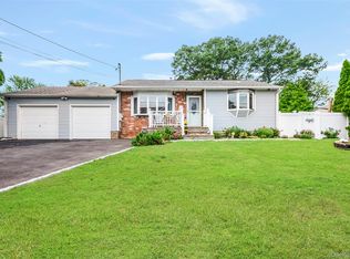 3 Vine Haven Ln, Commack, NY 11725