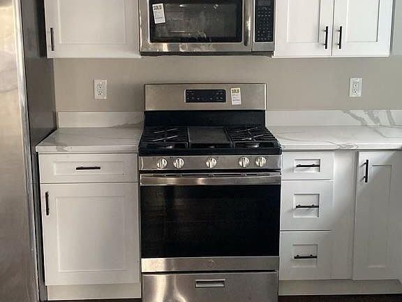 3rd image of 705 Amelia St