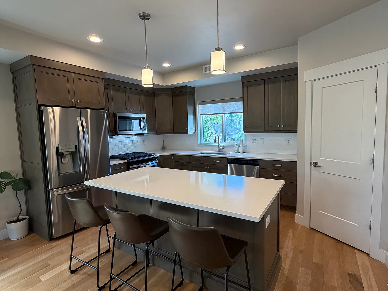 3 bed, 1950 sqft, $3,500 — Photo 3