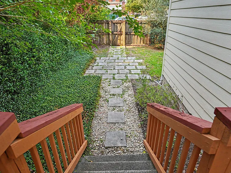 121 W Duffy St — Photo 34