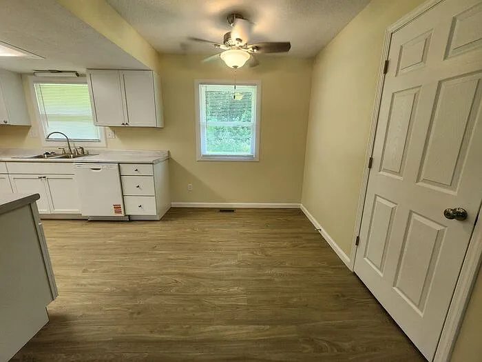 2 bed, 1.5 bath, 1008 sqft, $1,095 — Photo 3