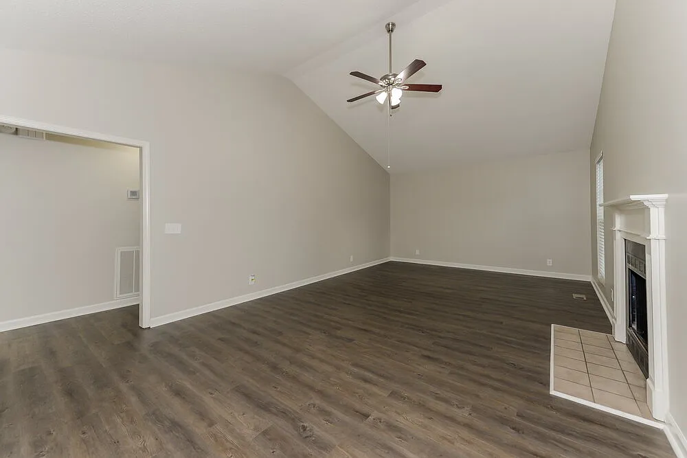 3 bed, 2.0 bath, 1450 sqft, $3,140 — Photo 4