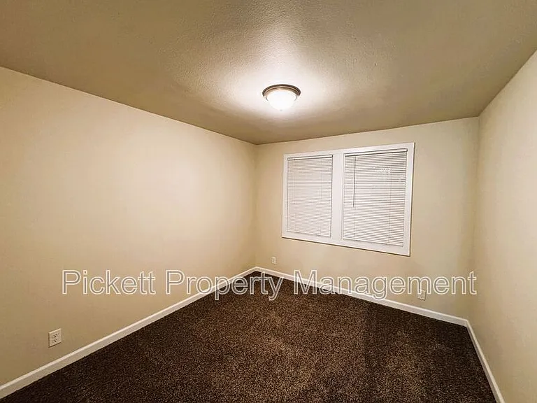 840 Maple Ave E — Photo 12