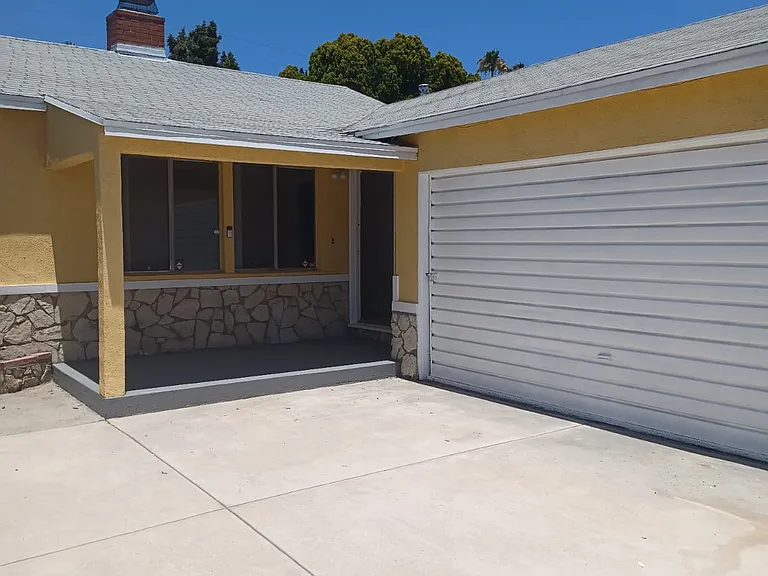10847 Saticoy St — Photo 3
