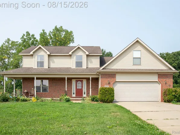 8376 Oak Ridge Dr, Goodrich, MI 48438