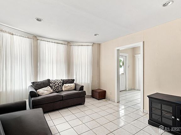 5th image of 128 Lewis St