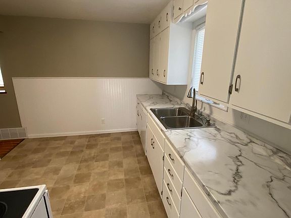 4th image of 445 Larch Ave