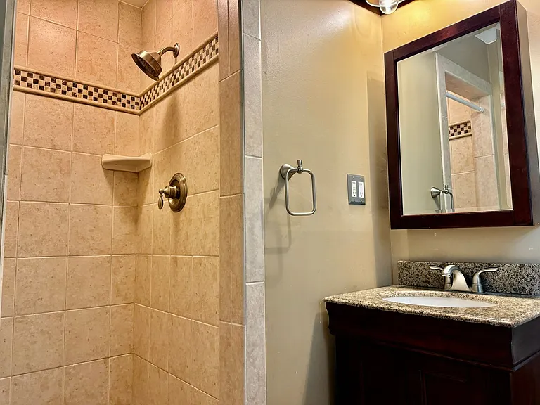 214 London Ln — Photo 22