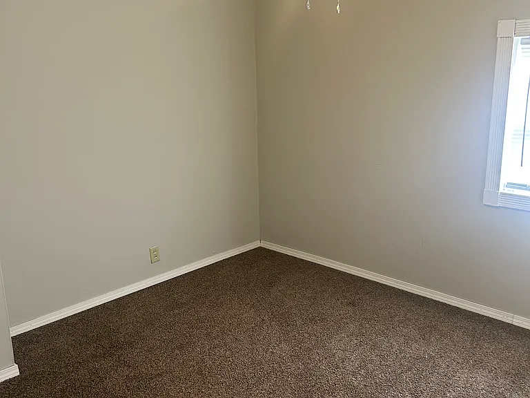 550 Phelps Ave — Photo 5
