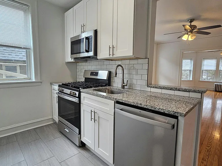 7005 N Ridge Blvd #2W — Photo 2