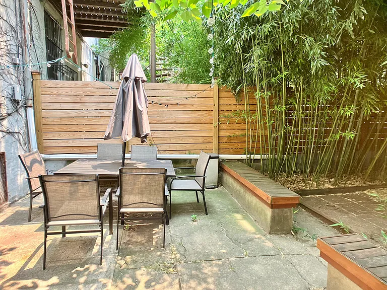 684 De Graw St #1 — Photo 2