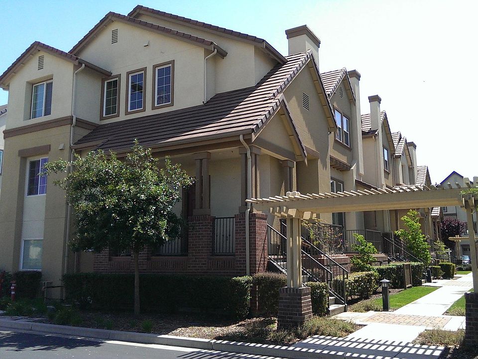 1st image of 1045 Pearl Ter