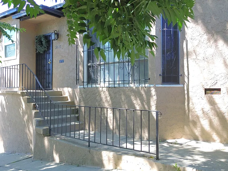 2421 Alcazar St — Photo 34