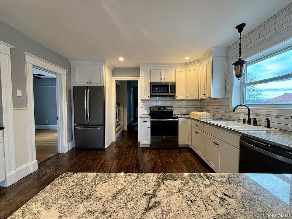 Modern Well Appointed Kitchen