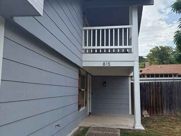 4th image of 815 Cedar Oaks Ln