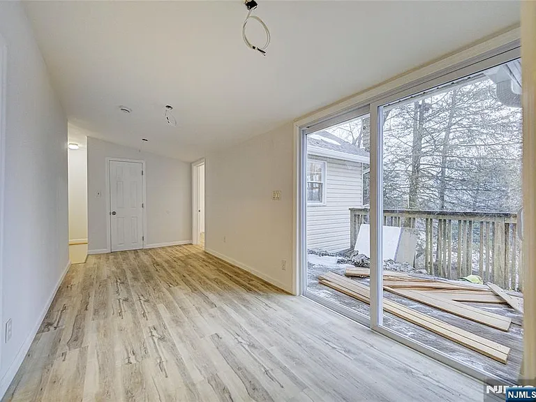 240 Acabonack Rd — Photo 3