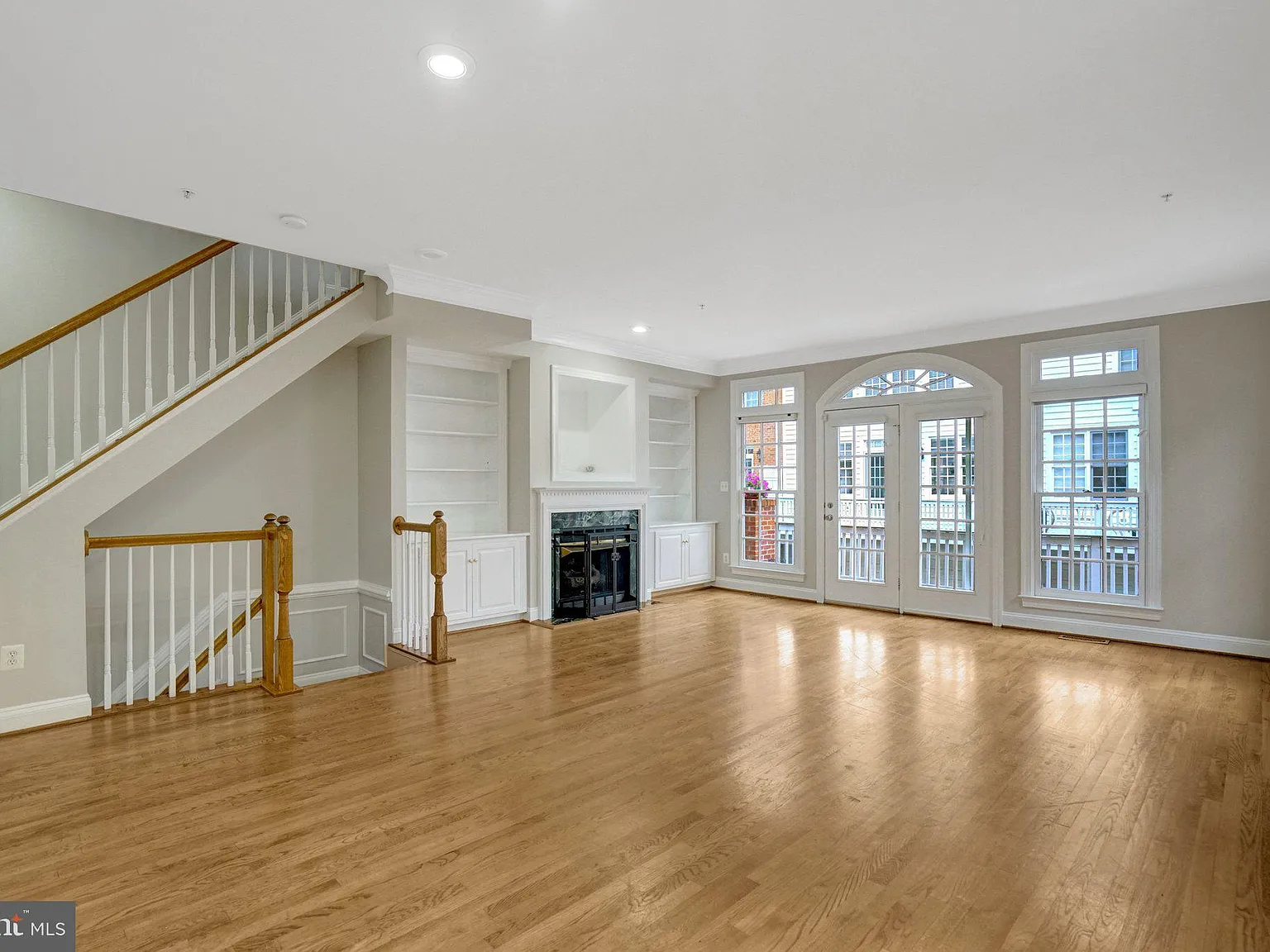 3 bed, 3.5 bath, 2315 sqft, $6,300 — Photo 2
