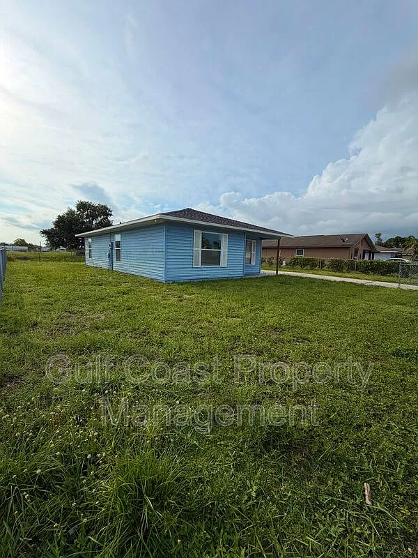 3 bed, 1.0 bath, 1117 sqft, $1,700 — Photo 2