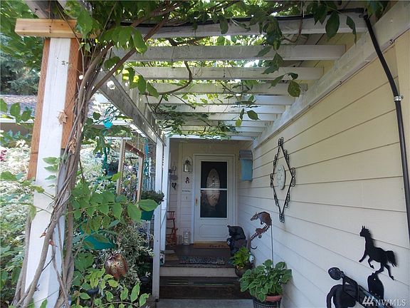 3rd image of 720 Golphnee Loop SE