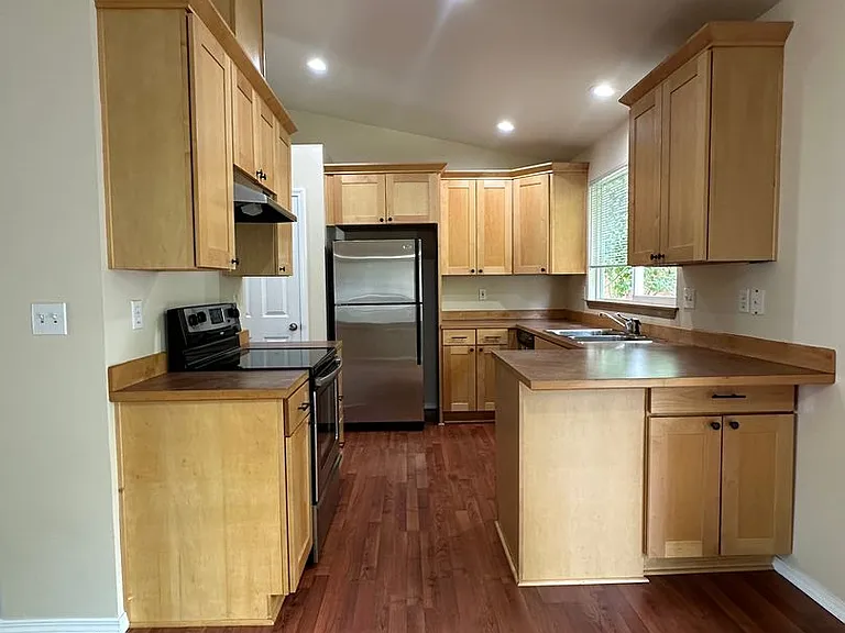 408 Saratoga St — Photo 19
