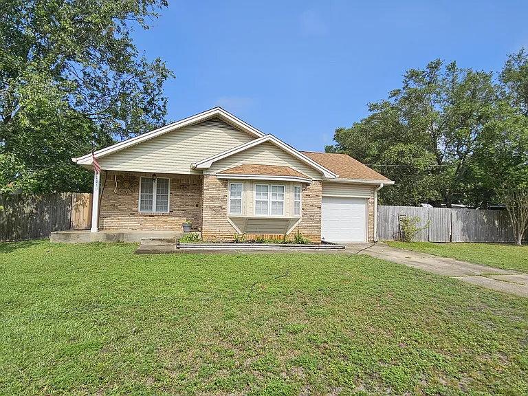 2219 Calle De Cantabria — Photo 2