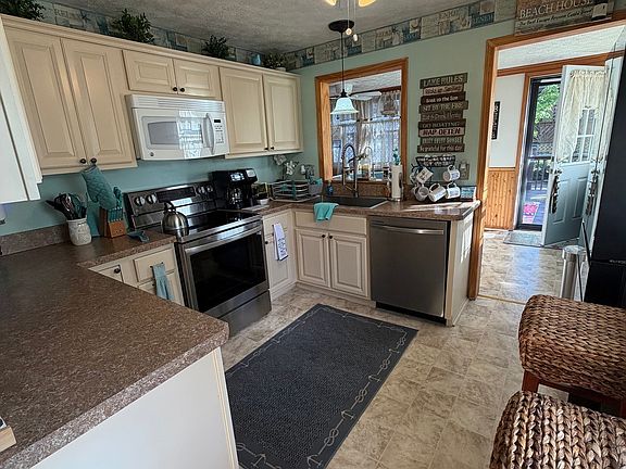 5th image of 1048 Riverside Dr