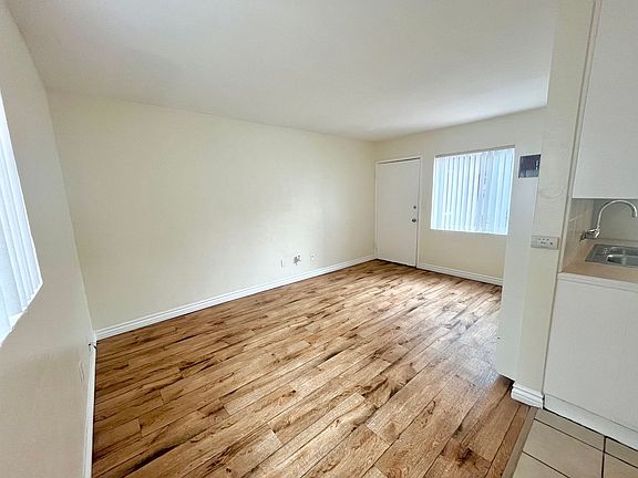 4th image of 4438-44 Kansas St #44385