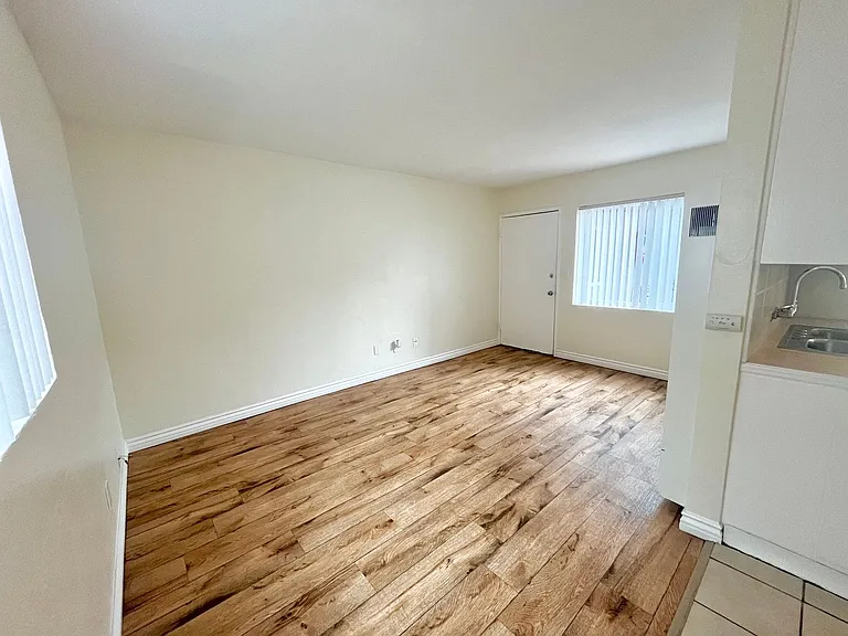 4438-44 Kansas St — Photo 16